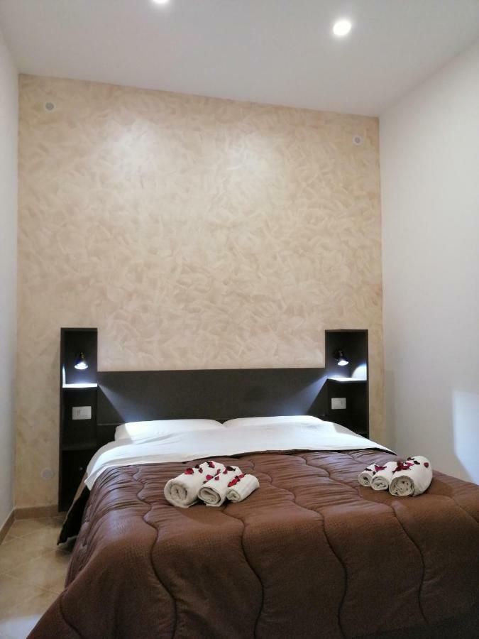 Ad Un Passo Dal Duomo "2" Apartment Наполи Екстериор снимка
